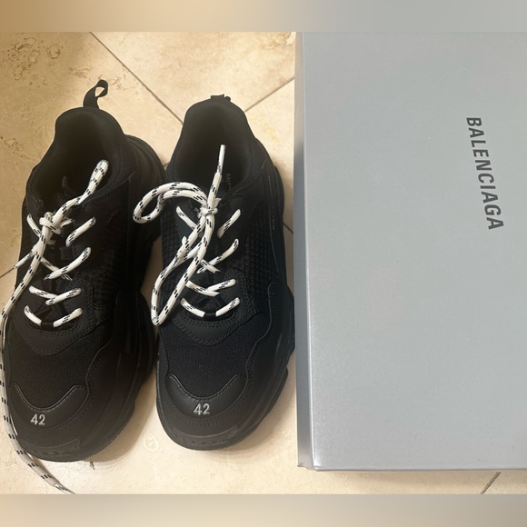 BALENCIAGA Men’s Triple S Sneaker in Black 42 EU - Picture 5 of 12